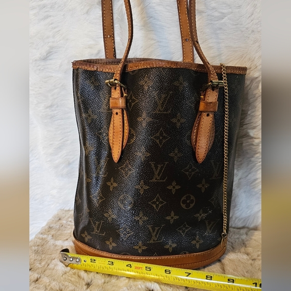 Louis Vuitton Monogram Petit Bucket Bag. - Picture 3 of 16